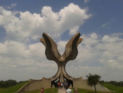 Jasenovac 13 spomenik